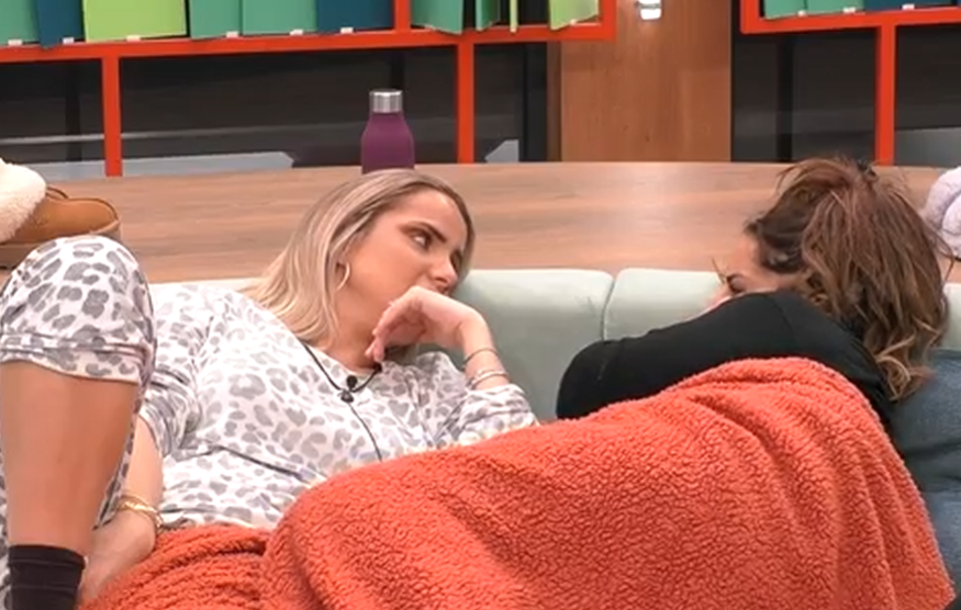 Gloria departe con Raquel