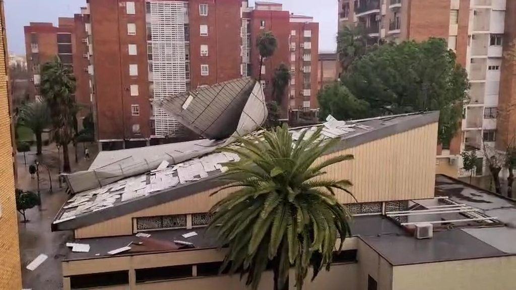Graban el momento en el que el tejado de una iglesia de Córdoba sale volando por los aires en plena hora de entrada a los colegios