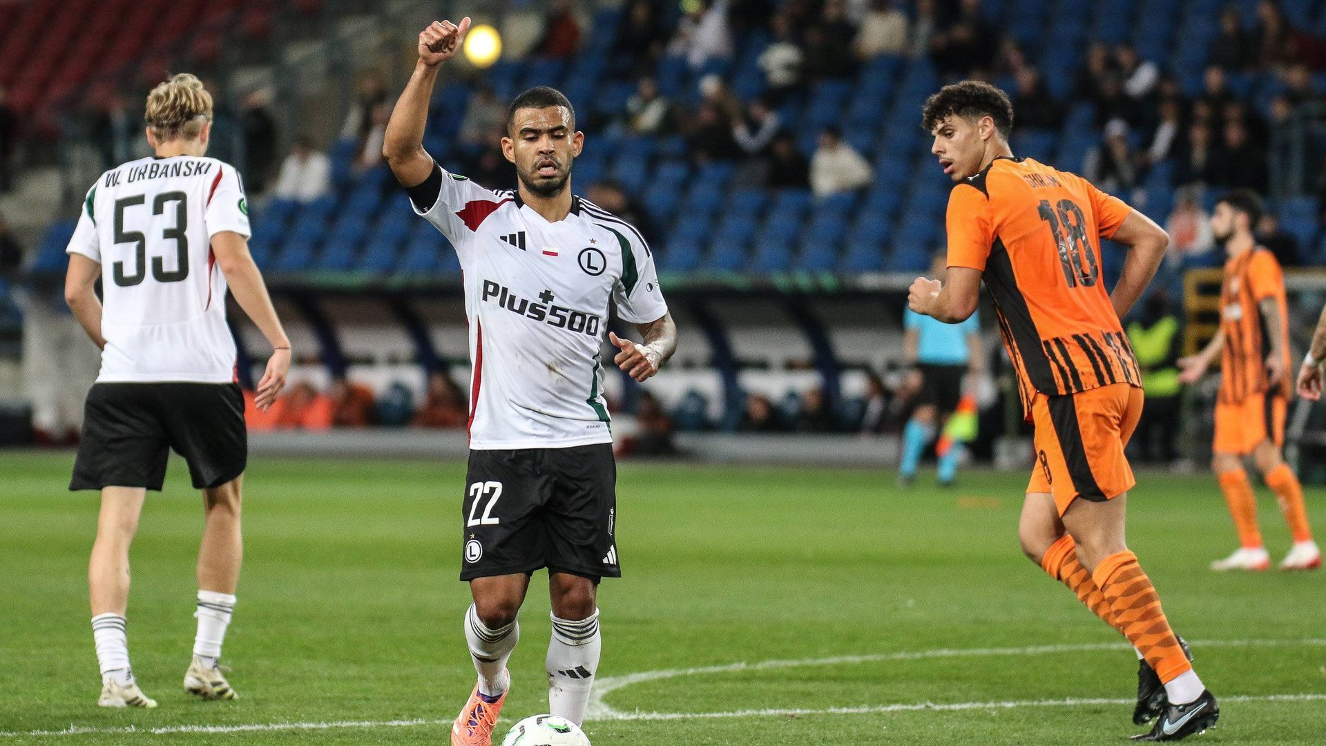 Juergen Elitim en un encuentro con el Legia Varsovia