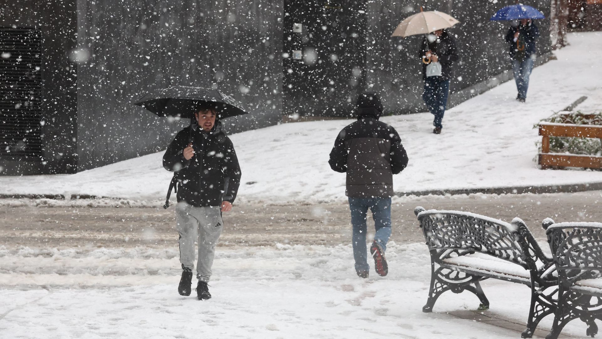 La nevada ha cubierto Salamanca de madrugada con varios centímetros de nieve en la capital y ha obligado a parar el tráfico