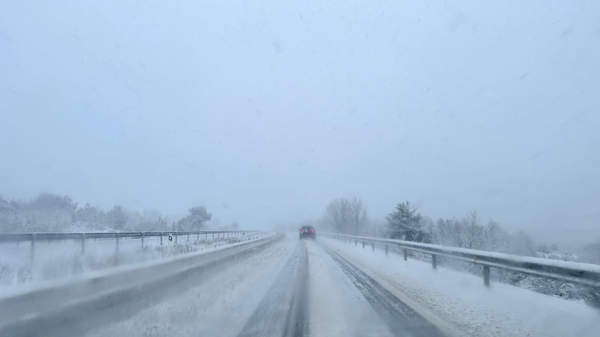 La nieve afecta al Huerna y hay once puertos en Asturias que requieren el uso de cadenas