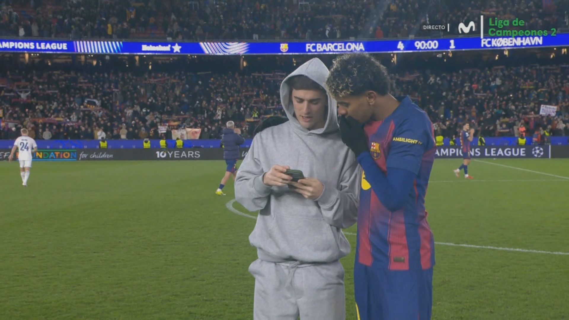 Lamine Yamal mirando el móvil de Gavi