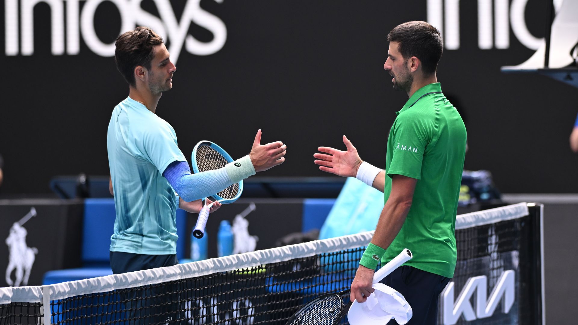 Lorenzo Musetti y Novak Djokovic en los cuartos de final del Australian Open