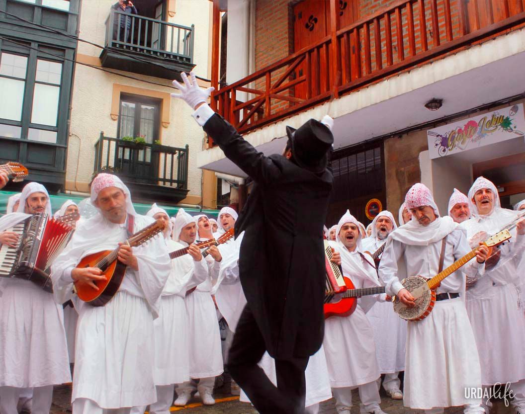 Los 'Atorrak' de Mundaka, vestidos de blanco cantan por las calles lo acontecido en el último año en el pueblo