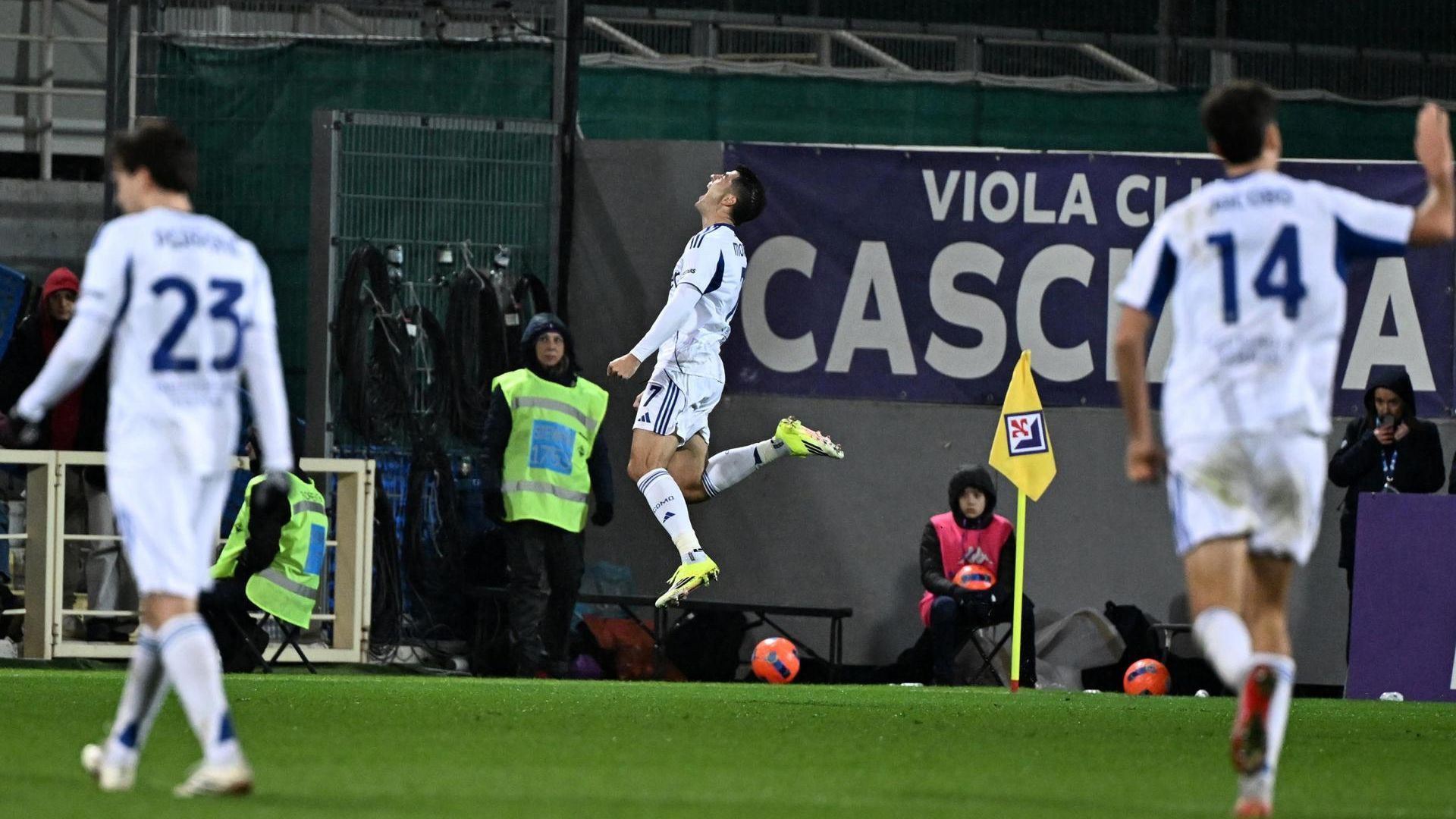 Morata celebrando su gol con el Como