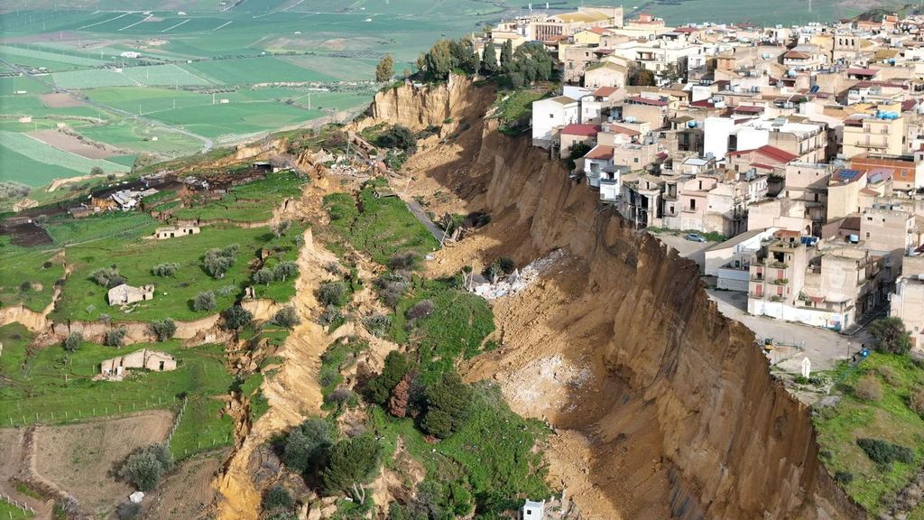 Las impresionantes imágenes de Niscemi, un pueblo italiano al borde del abismo