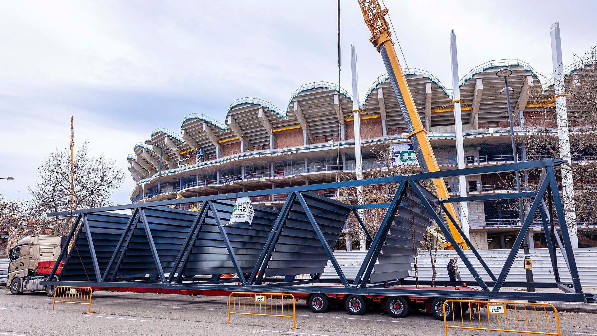 Novedades en las obras del Nou Mestalla: llegan las primeras torres de escaleras
