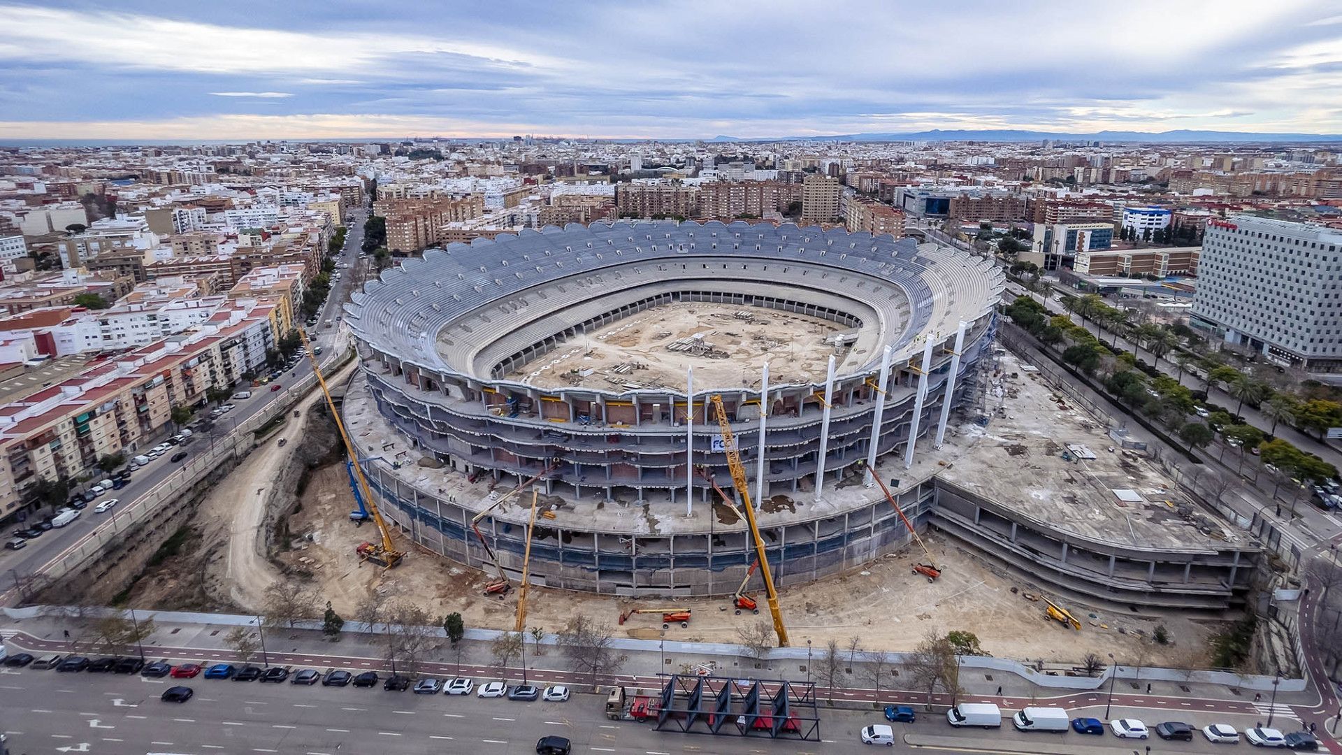 Novedades en las obras del Nou Mestalla: llegan las primeras torres de escaleras