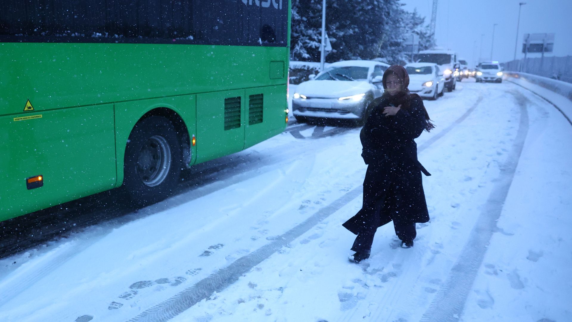 Obligatorias las cadenas ante la nevada que ha cubierto la Comunidad de Madrid