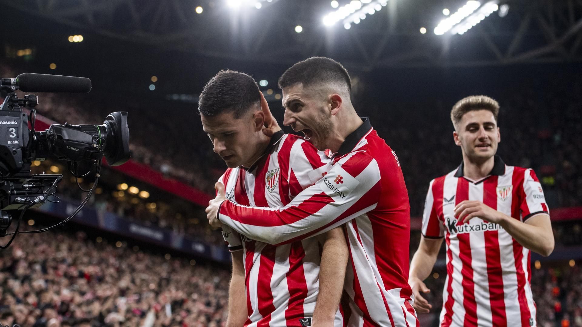 Oihan Sancet felicita a Gorka Guruzeta por su gol en Champions en San Mamés