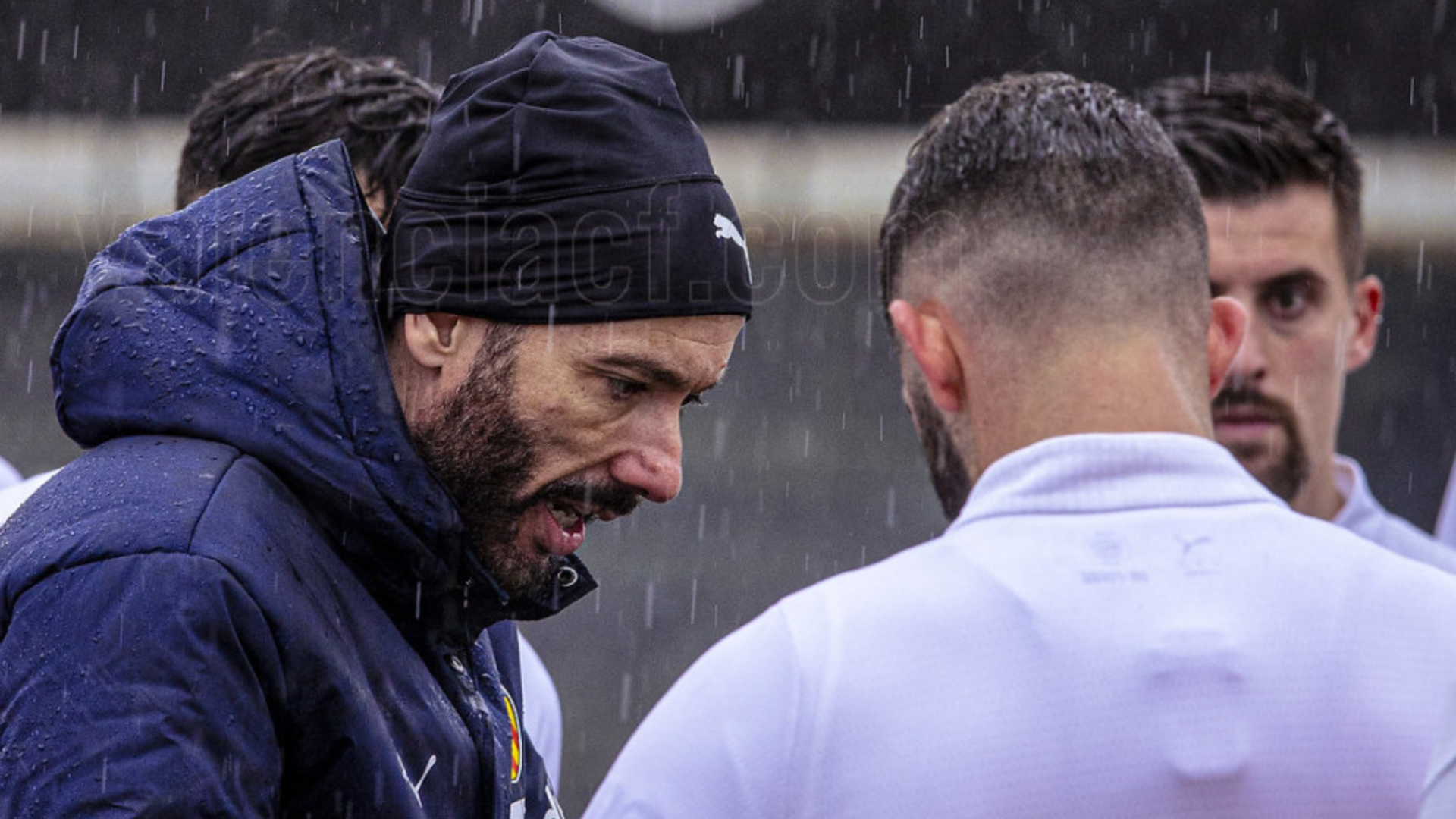 Santamaría mira a Corberán