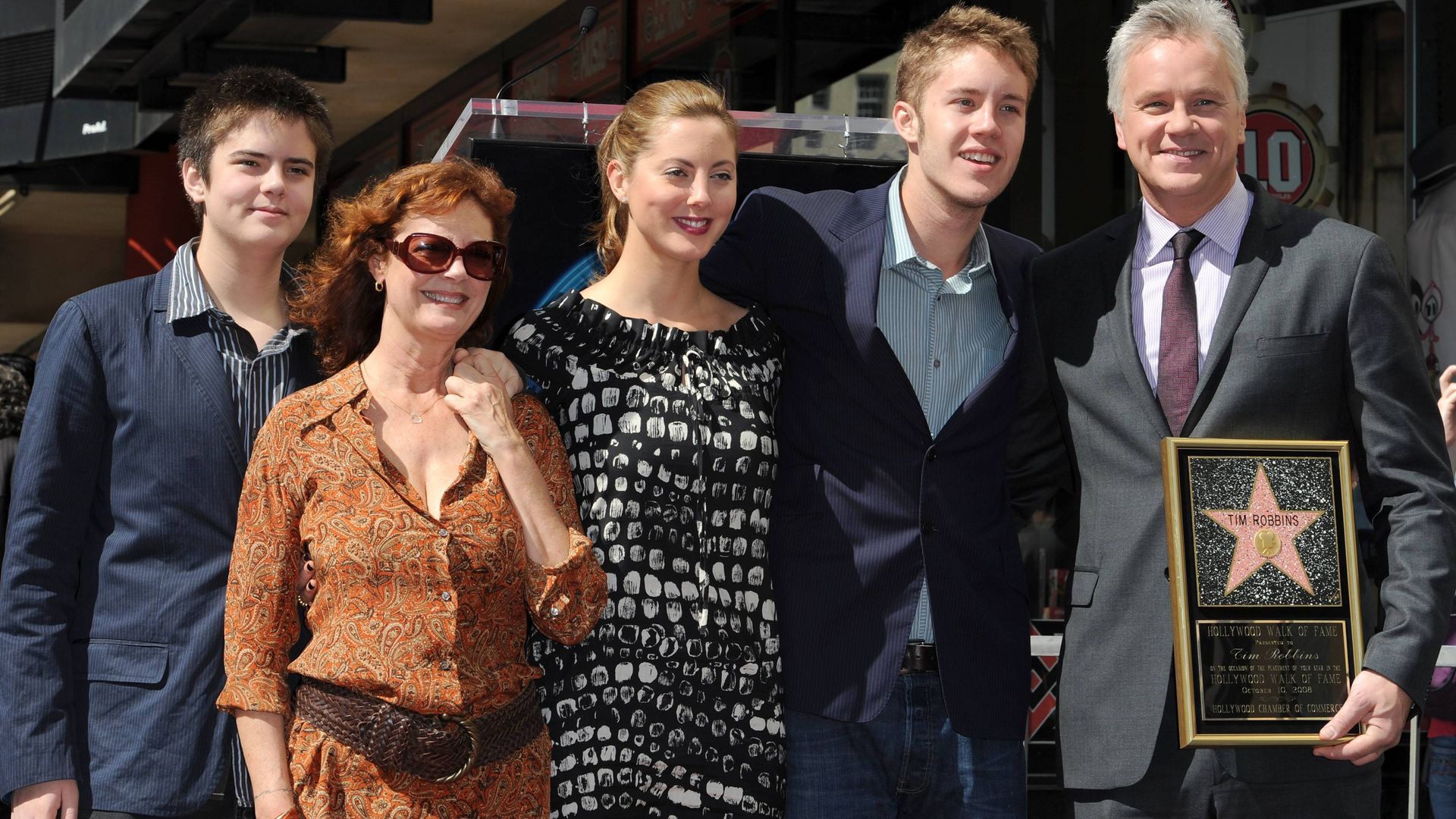 Susan Sarandon y sus tres hijos junto a Tim Robbins