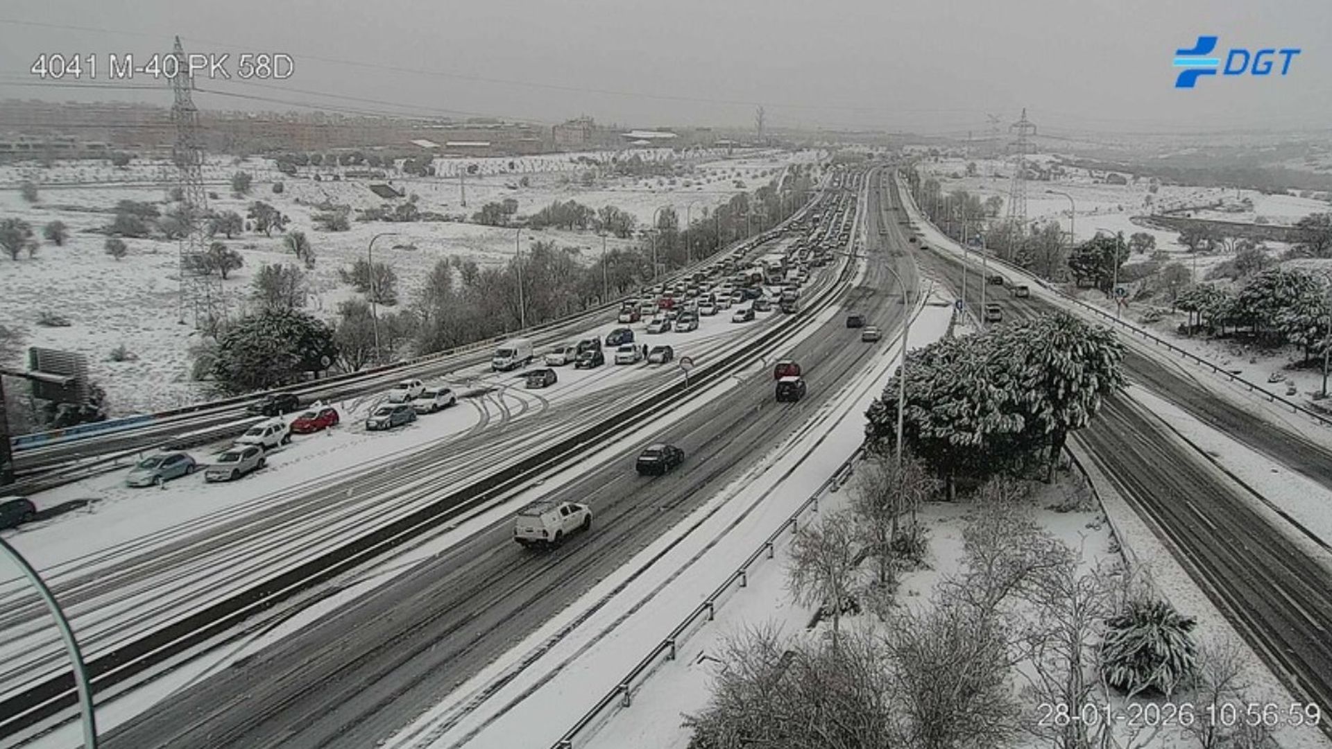 La nieve complica la circulación en las carreteras de la Comunidad de Madrid