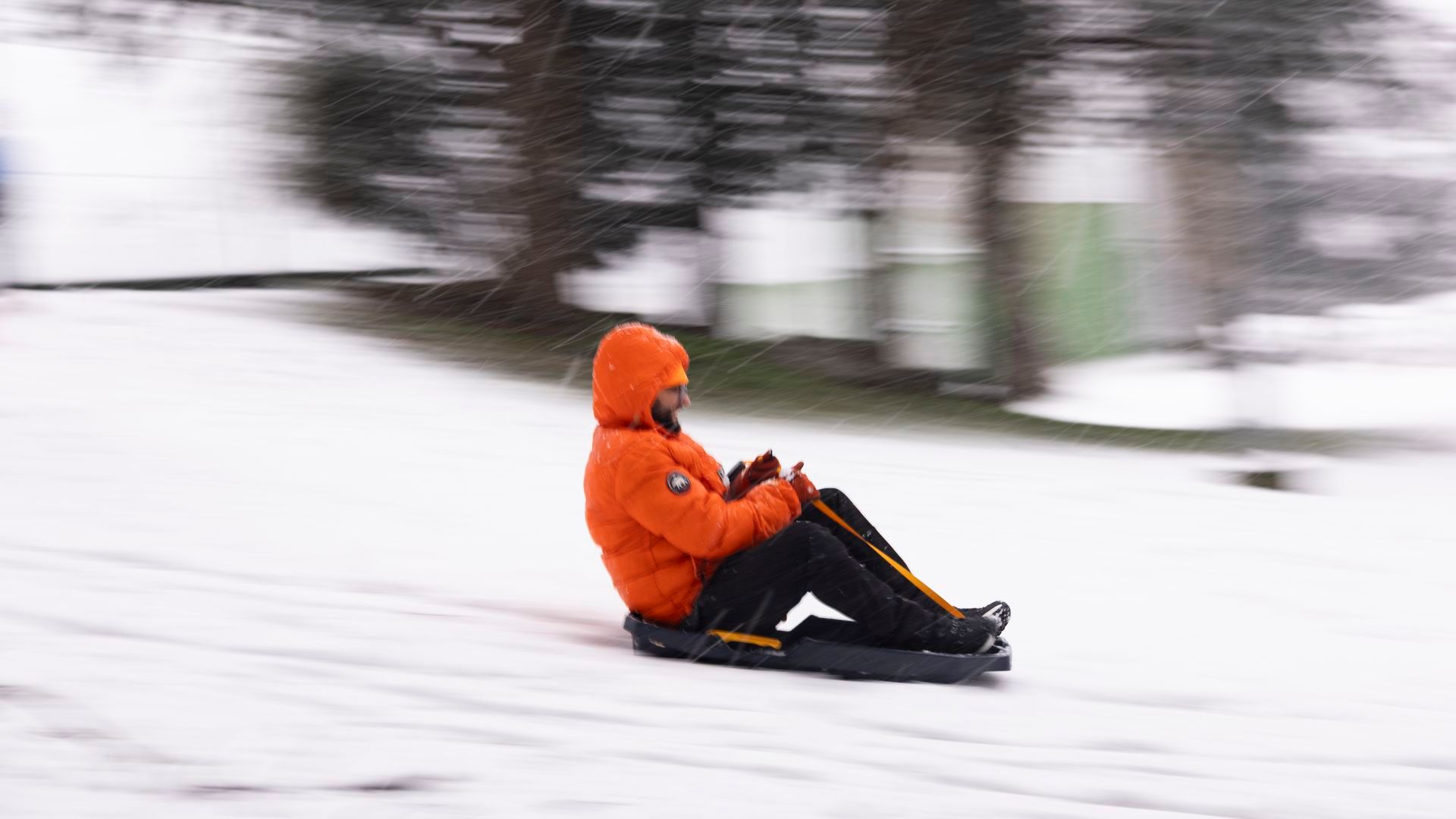 Una persona se desliza en un trineo en una urbanización en Alpedrete, Madrid