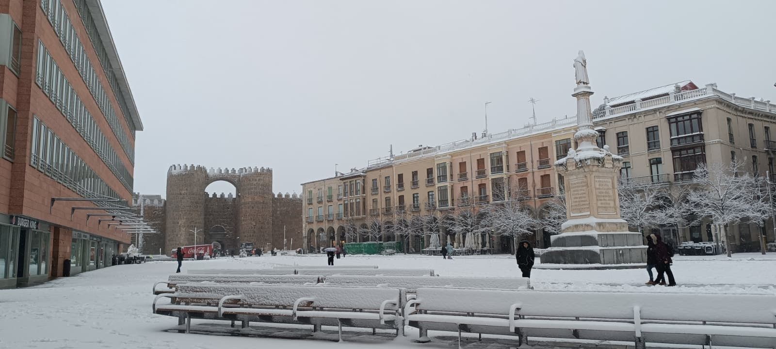 Varios centímetros de nieve en Ávila obligan a cortar calles y suspender rutas escolares