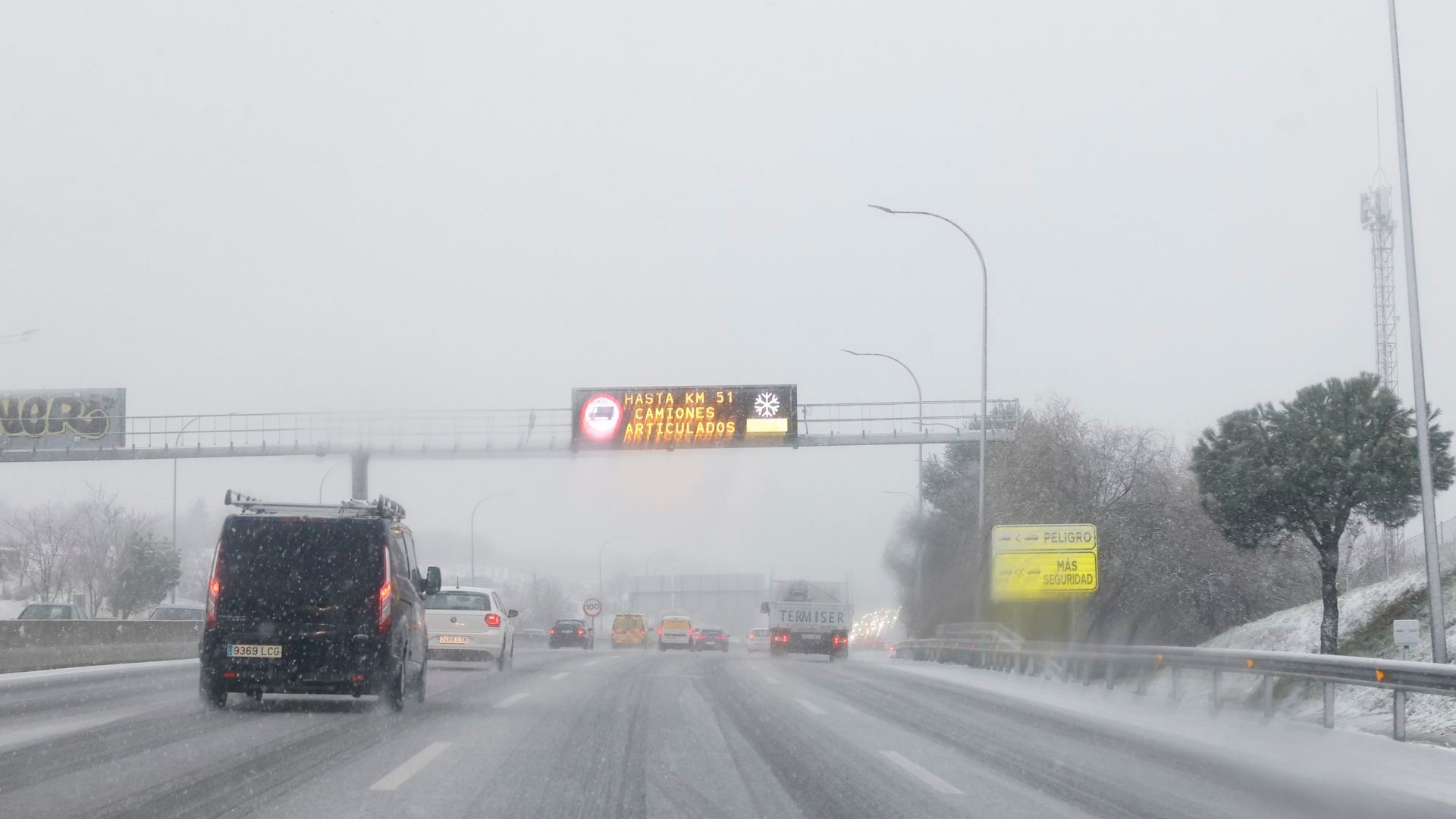 Varios coches circulan por la carretera de circunvalación M40 de Madrid durante la nevada