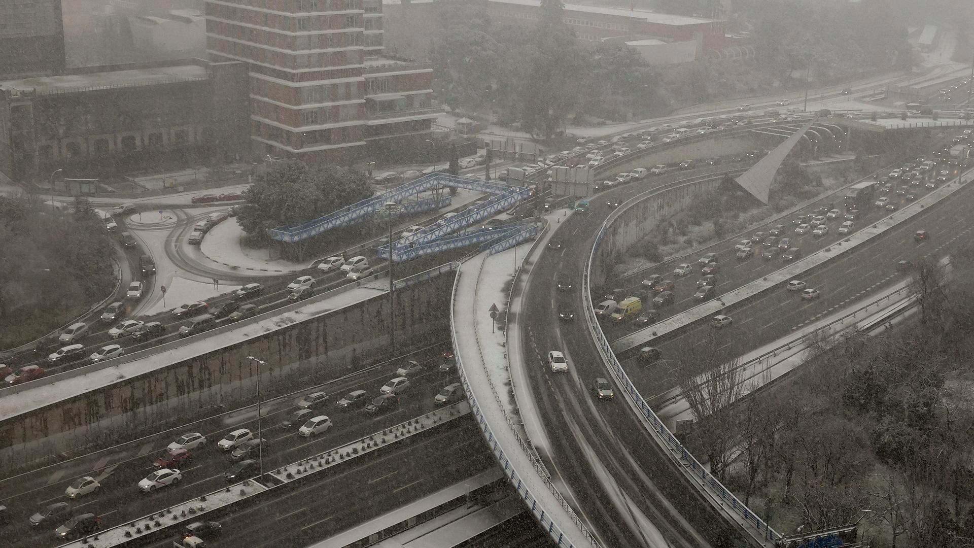 Vista de los atascos en el tráfico y el transporte público por la nevada en el norte y oeste de Madrid