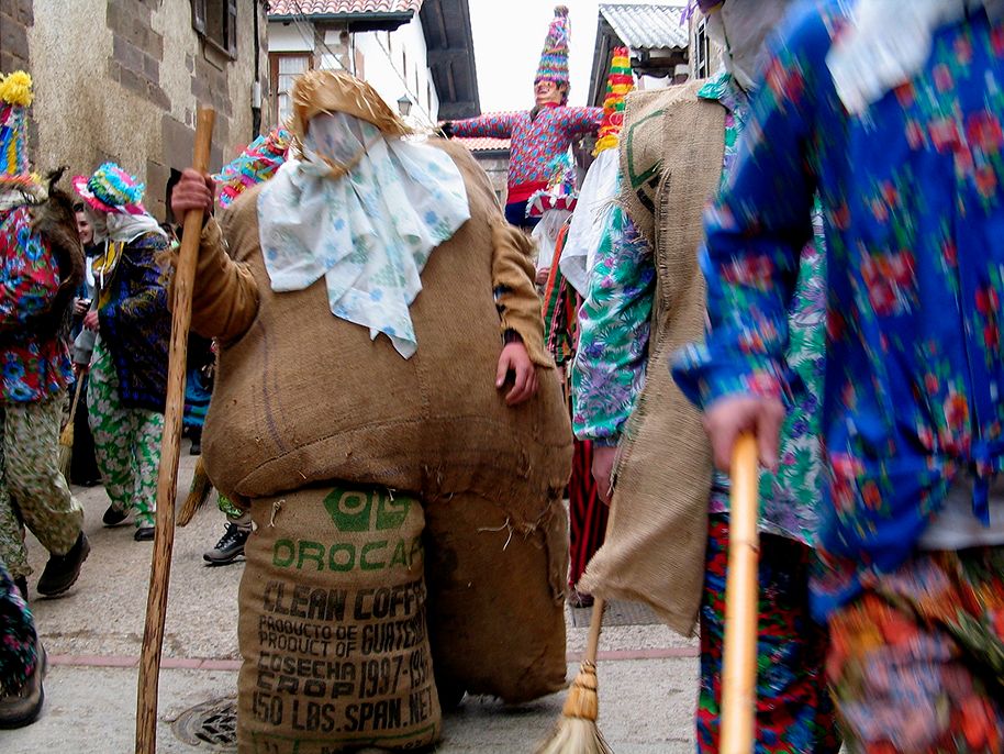 'Ziripot' se ayuda de un bastón para caminar dada su corpulencia. Al fondo y con más de tres metros de altura su antagonista, 'Miel-Otxin'