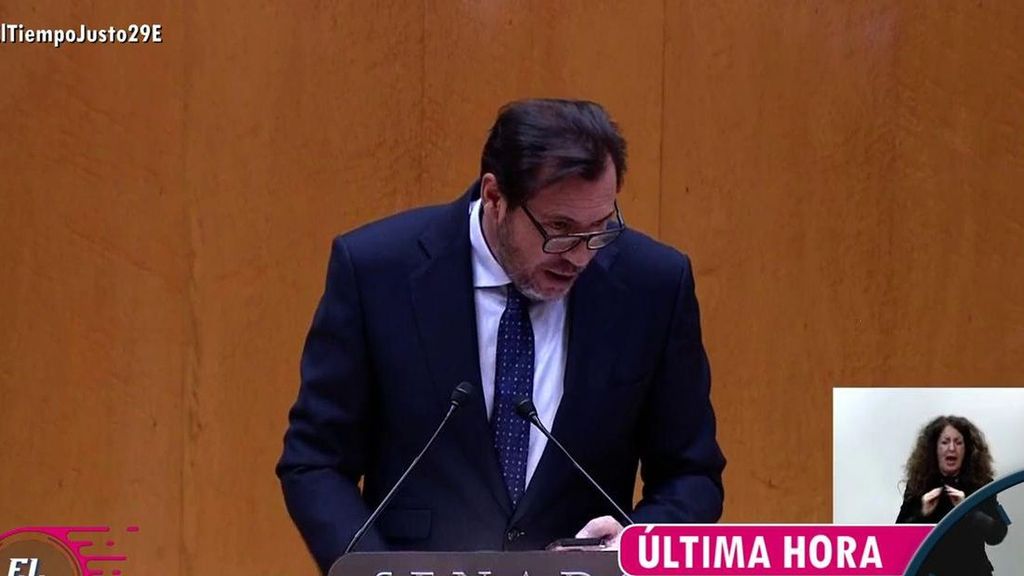 Un rostro cansado con gestos desafiantes: el lenguaje no verbal de Óscar Puente durante su comparecencia en el Senado