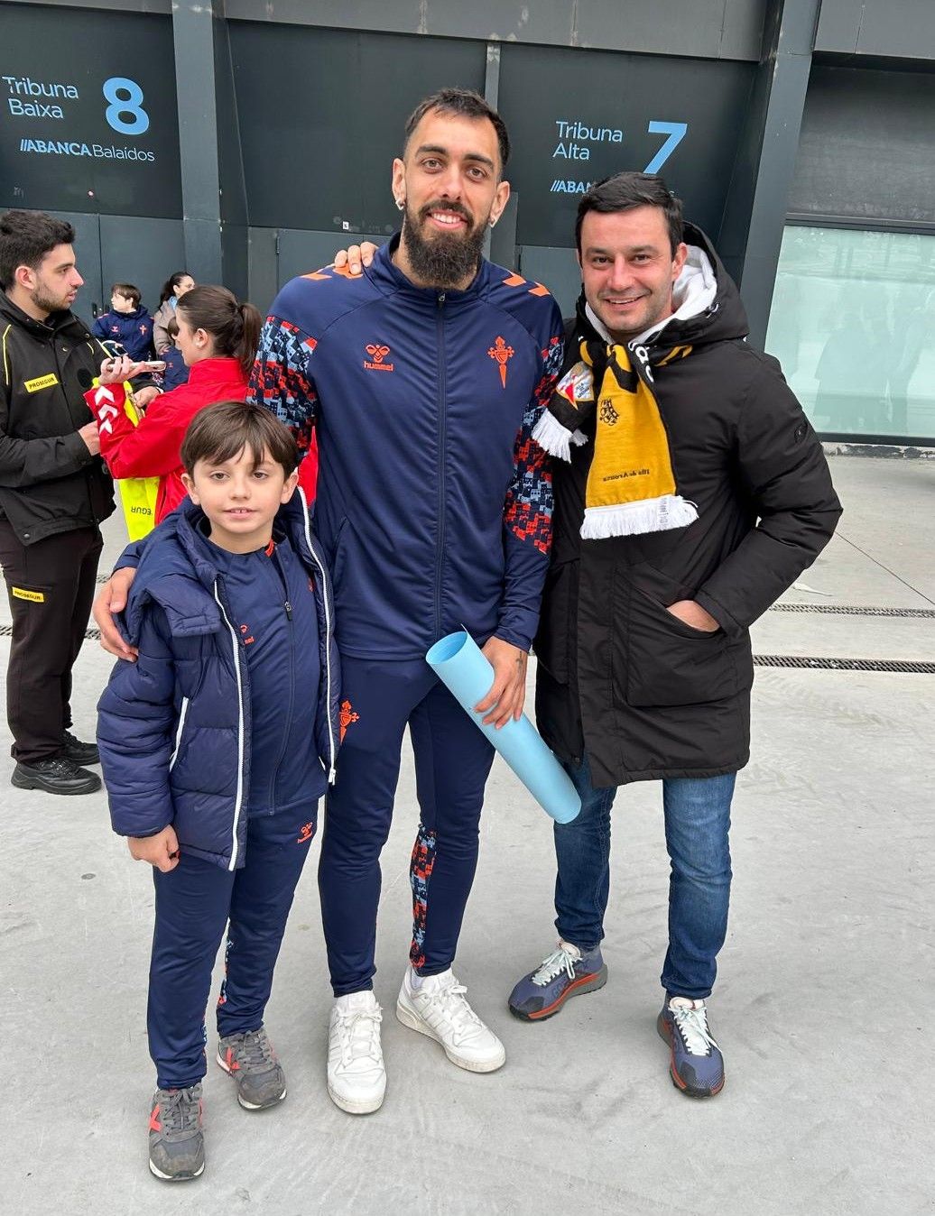 André, su padre Adrián y Borja Iglesias hace unos meses en el exterior del estadio
