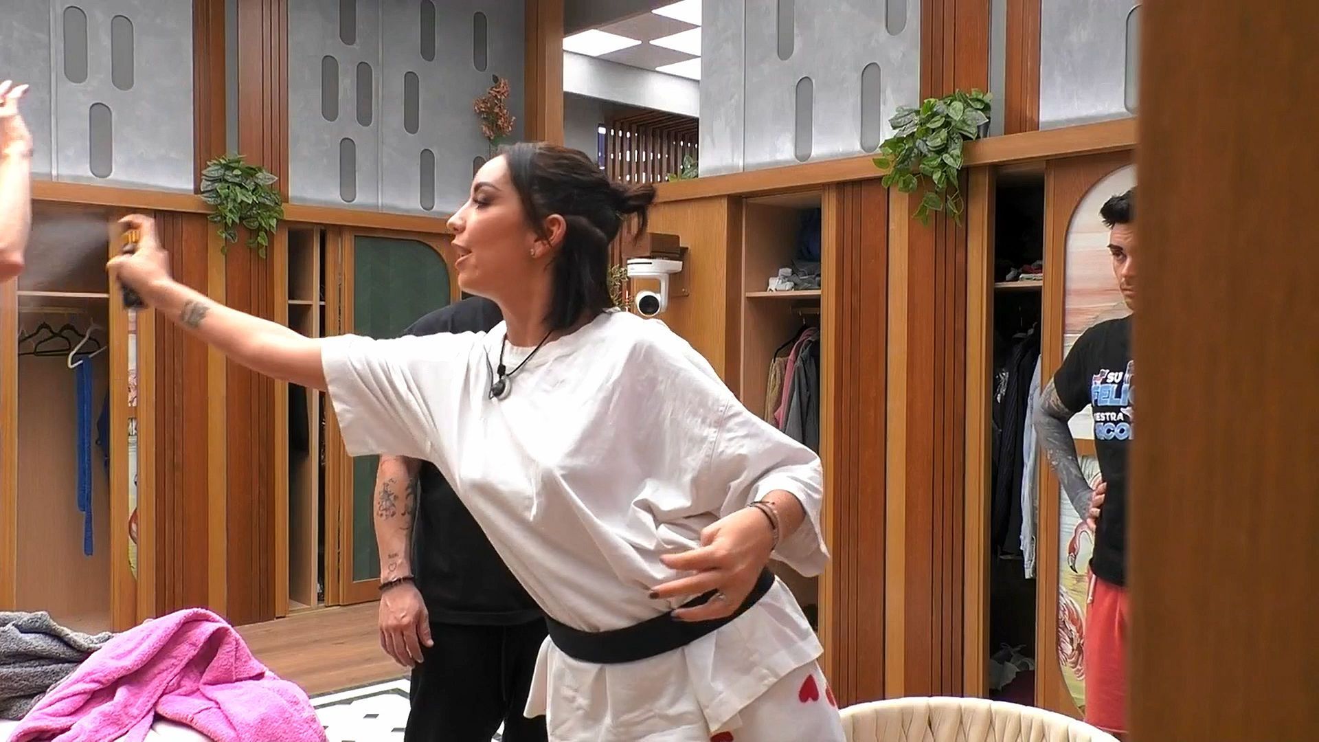 Anita Williams rociando a Cristina peligrosamente cerca de sus ojos