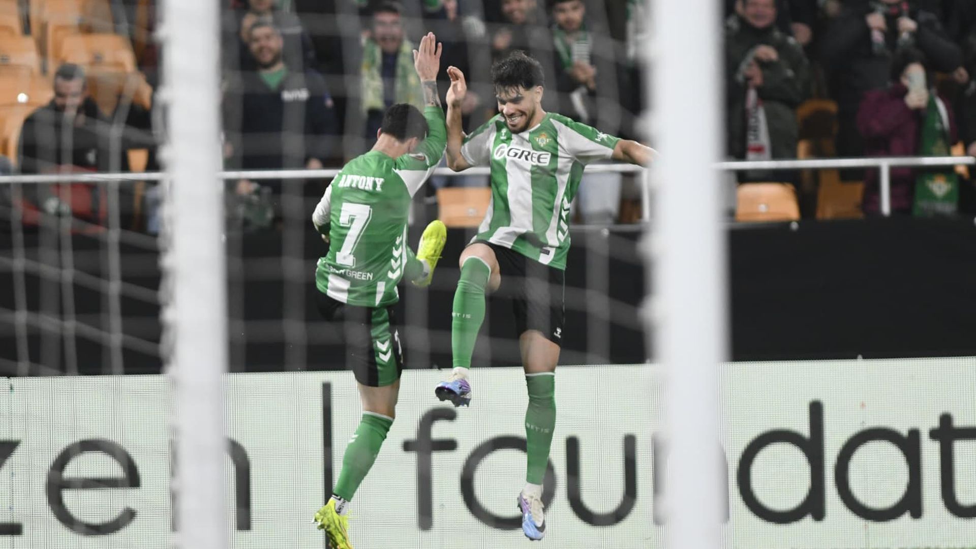 Antony celebra su gol en el Betis-Feyenoord junto a Abde