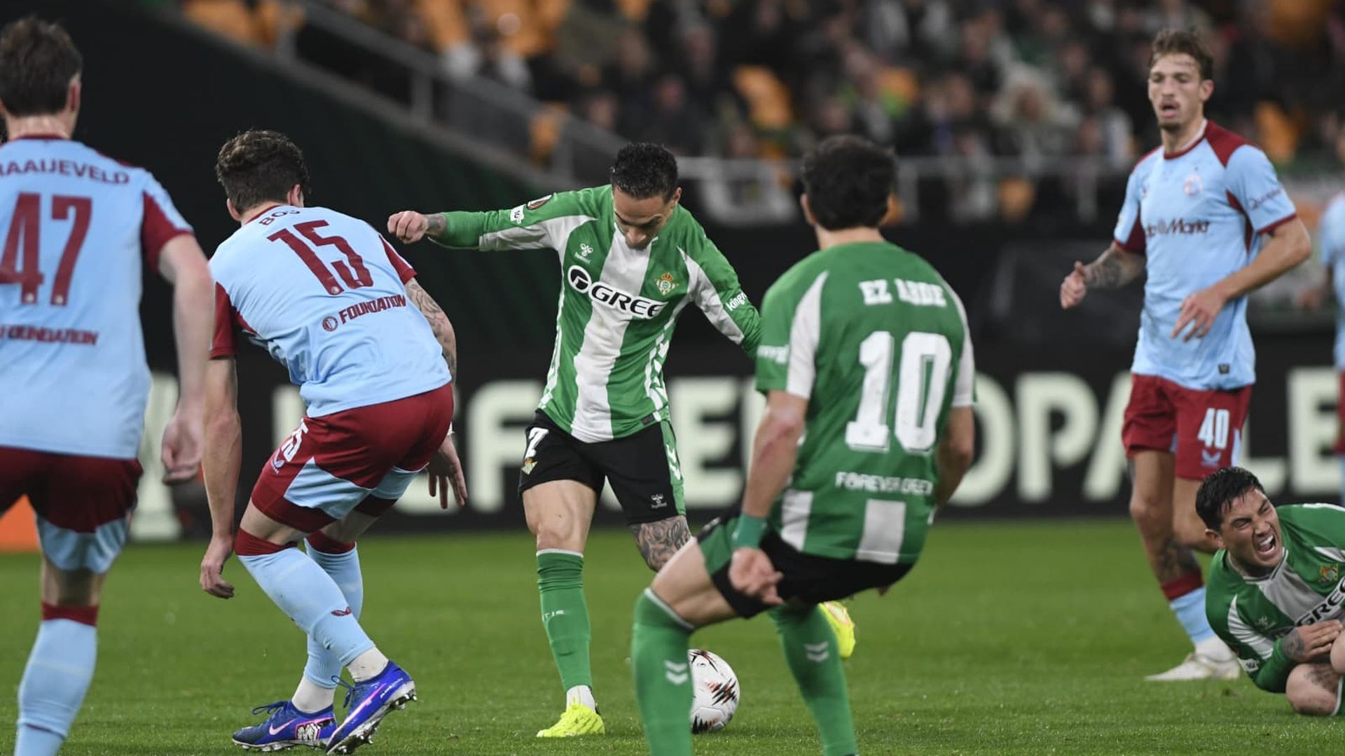 Antony chuta para hacer el 1-0 en el Betis-Feyenoord