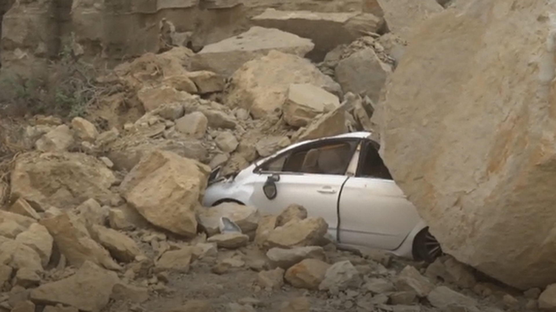 Aplastados tres coches tras el derrumbe de la ladera del cerro en La Juaida de Viator, Almería