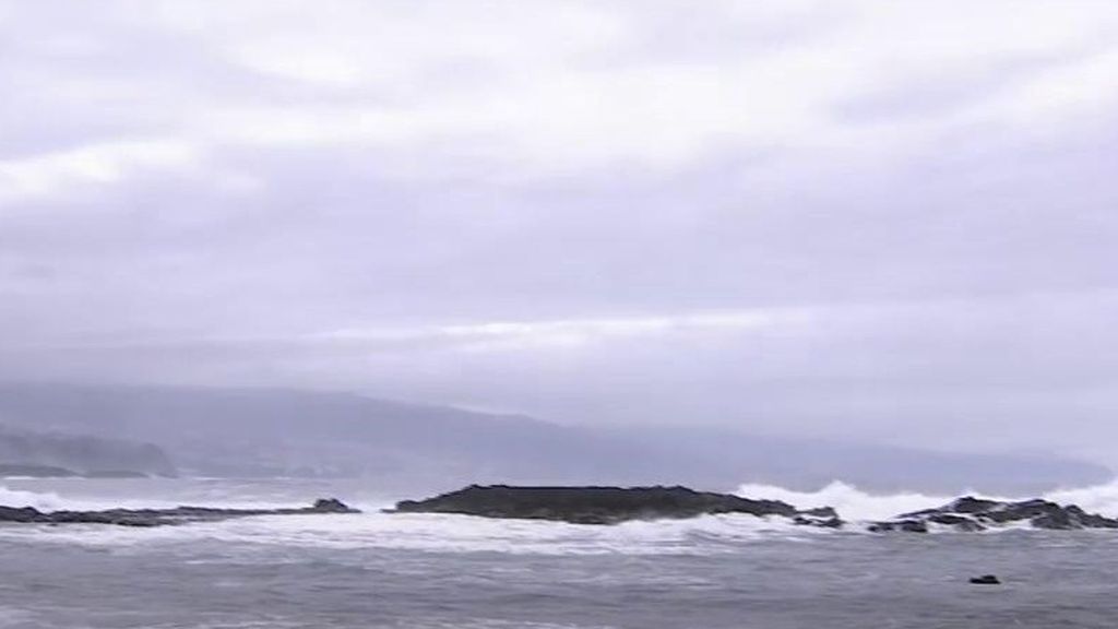 Arrastrada por un golpe de mar: buscan a una mujer en Tenerife que se saltó la valla de protección