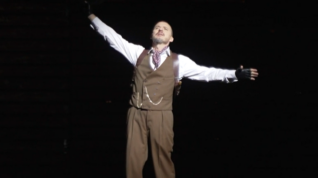 Coque Malla se lanza al teatro como Macky Navaja y reaviva la crítica feroz de La ópera de los tres centavos