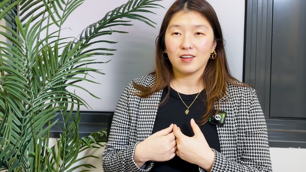 Quan Zhou presenta su nuevo proyecto: "Quiero hablar de las mujeres españolas que cuidan a los niños migrantes"