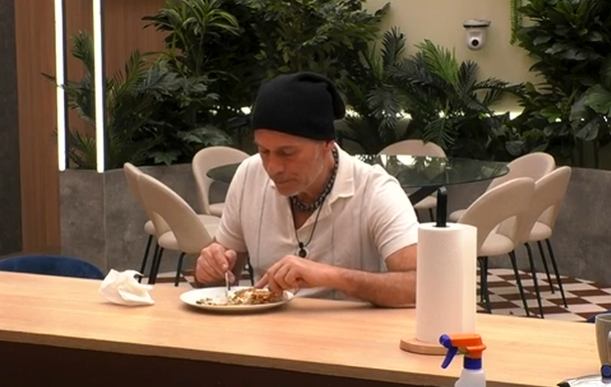 Carlos comen en soledad