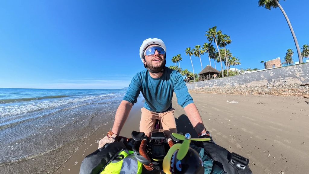 El arquitecto Alfie Recarte comienza un reto solidario en el que recorrerá más de 30.000 kilómetros en bicicleta