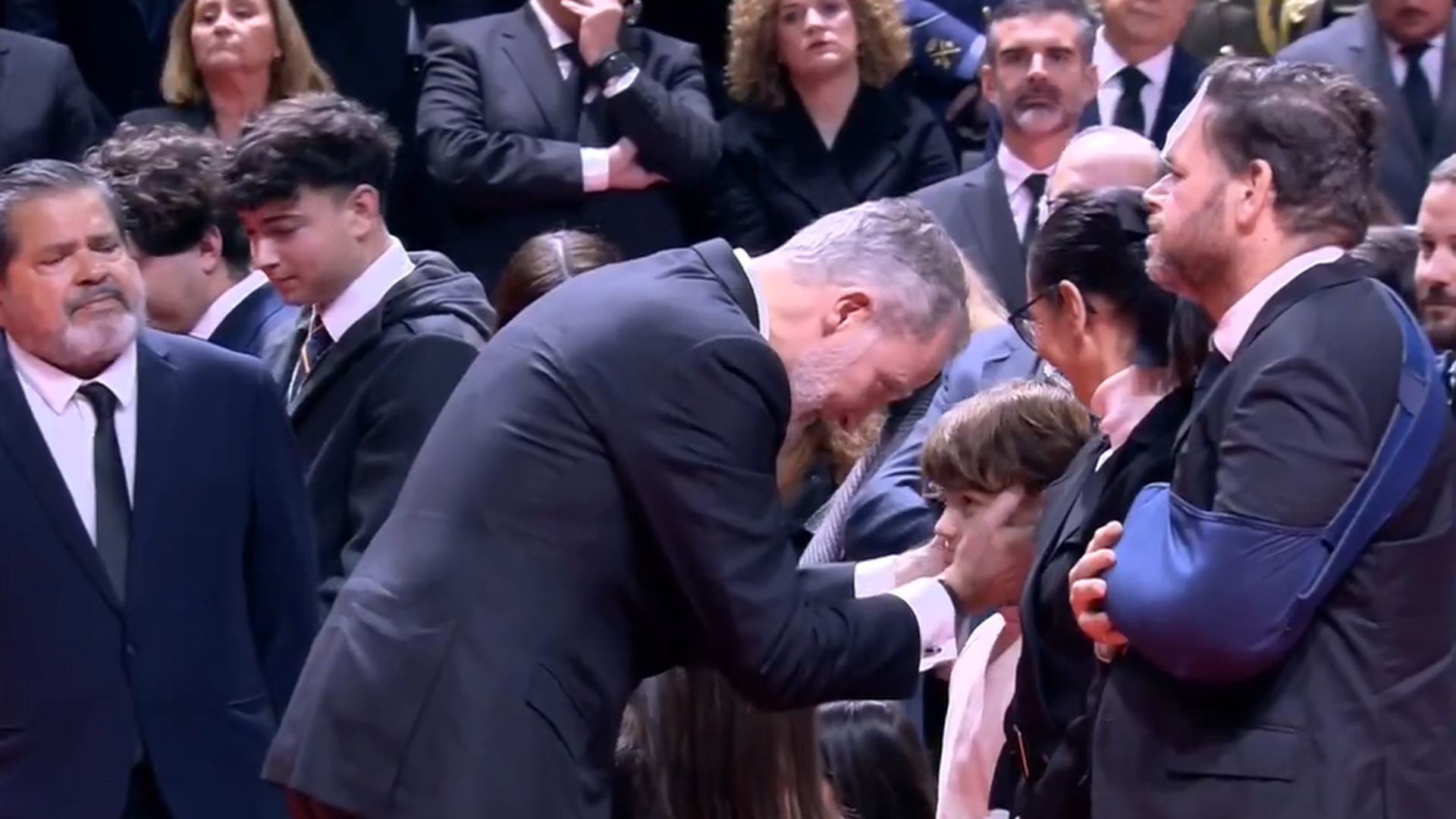 El emotivo gesto del rey Felipe VI con un pequeño en el funeral de Adamuz: le cogió de la cabeza