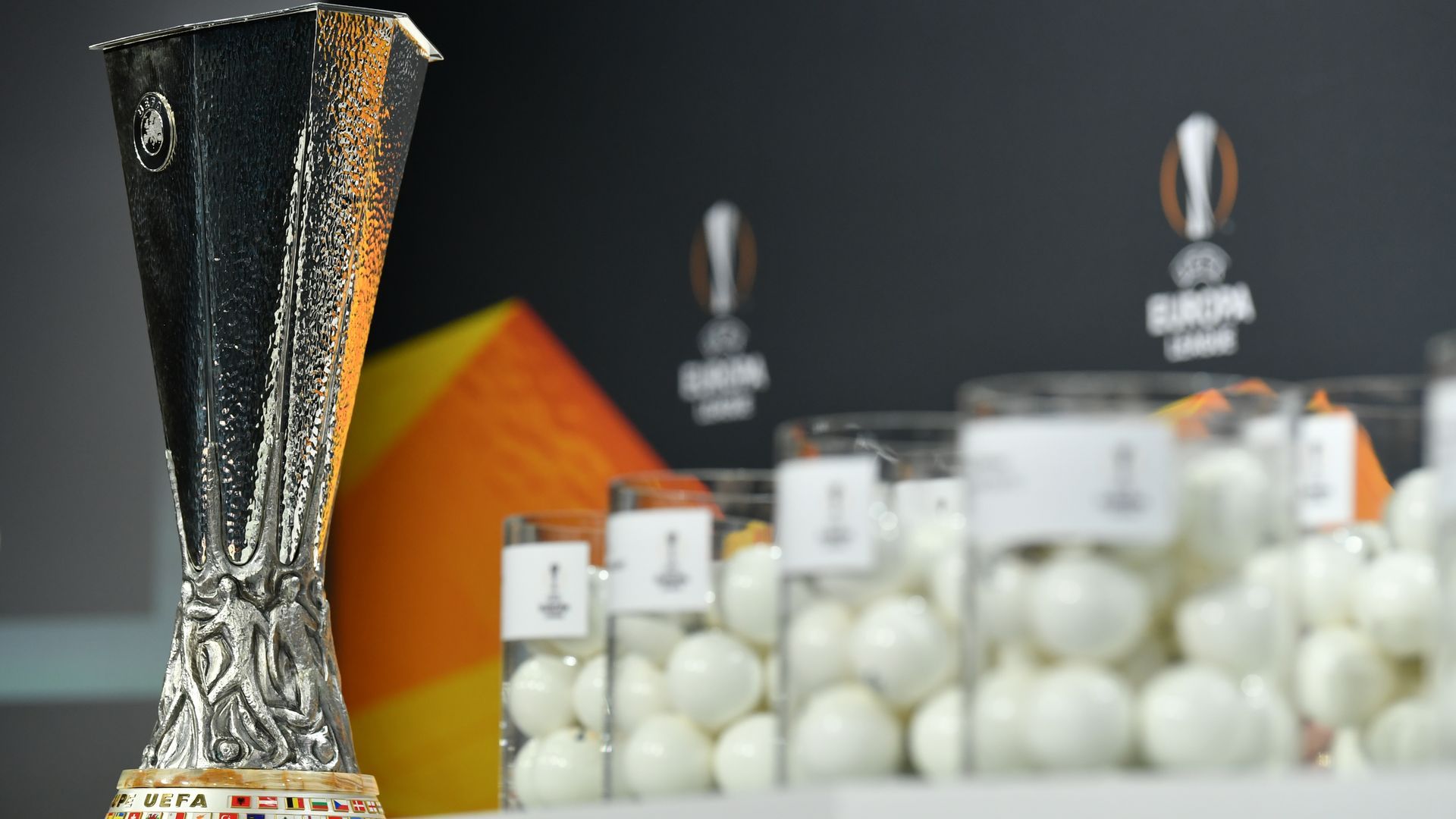 El trofeo de la Europa League y las bolas del sorteo