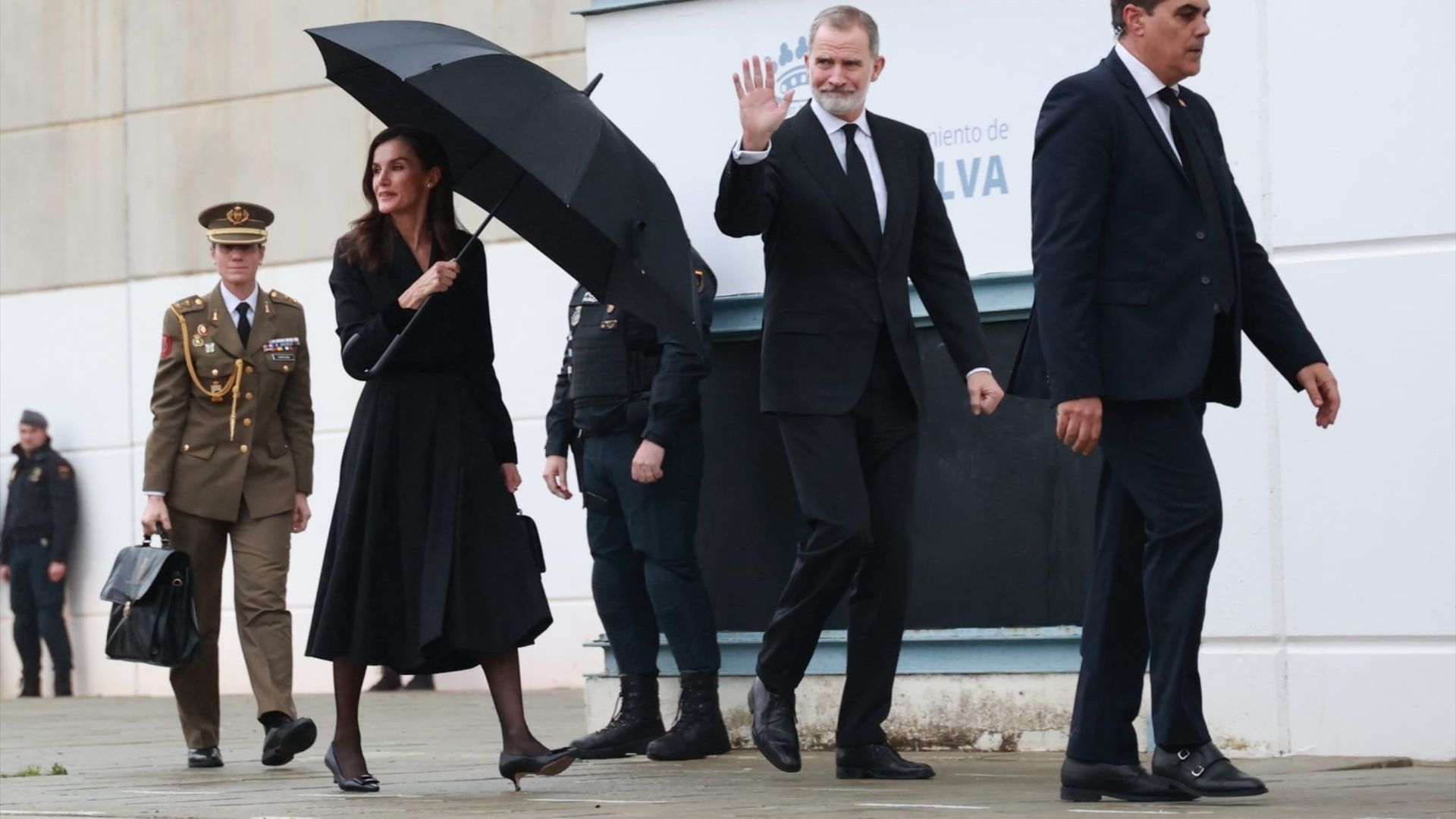 Felipe VI y Letizia a su llegada al Palacio de Deportes Carolina Marín para la misa por las víctimas de Adamuz