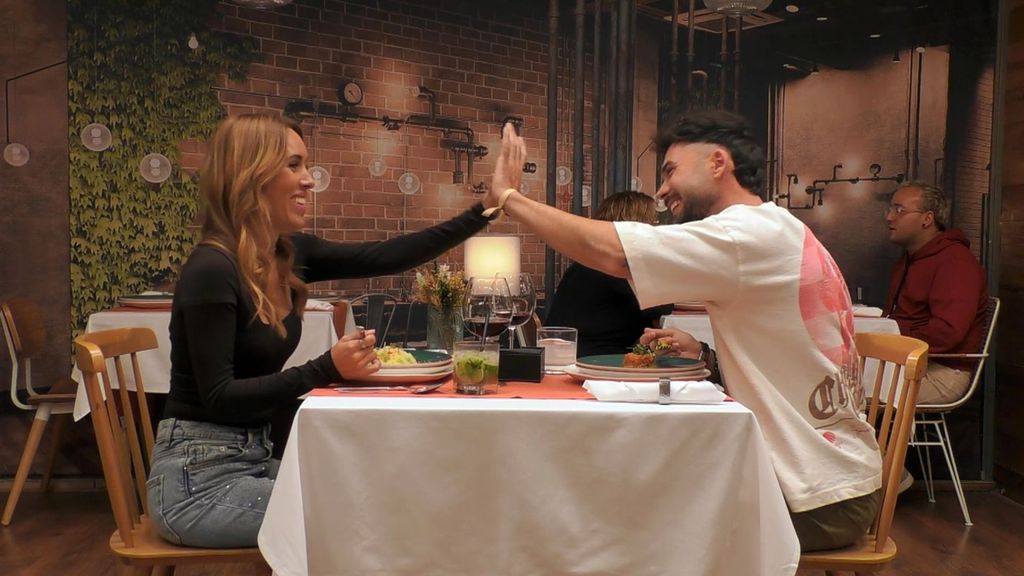 ¡Increíble! Dos solteros aciertan a la primera sus respectivas edades en 'First Dates' y se quedan anonadados: "¡¿Qué?!"