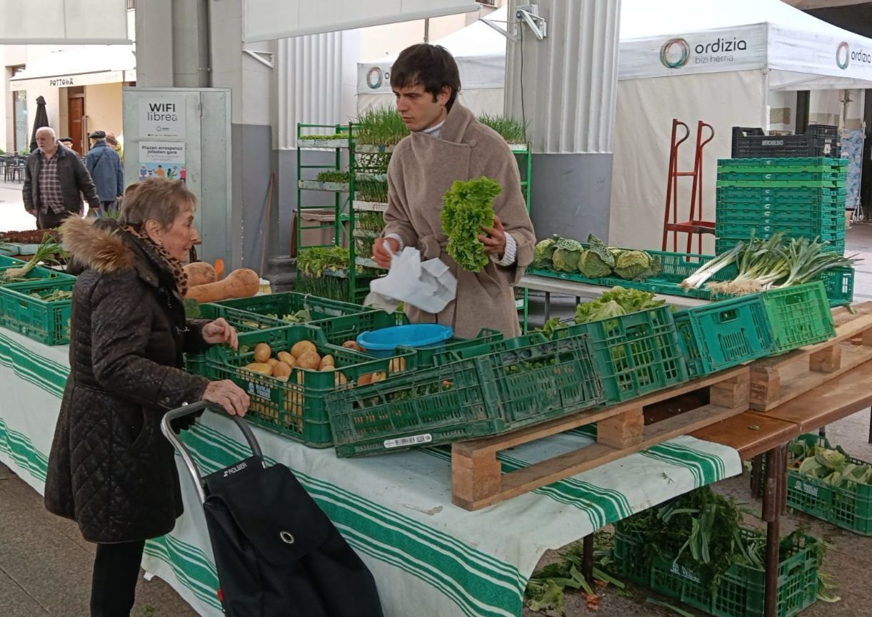 Iñigo Aranburu atiende a una clienta esta semana en el mercado de Ordizia