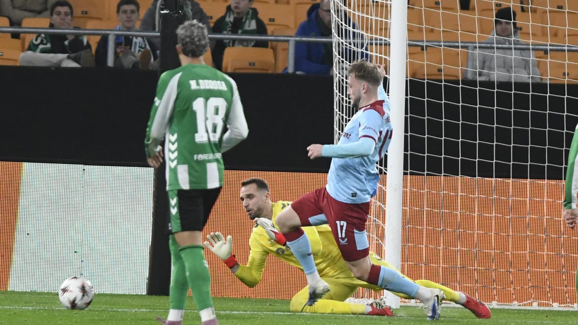 Intervención de Pau López en el Betis-Feyenoord
