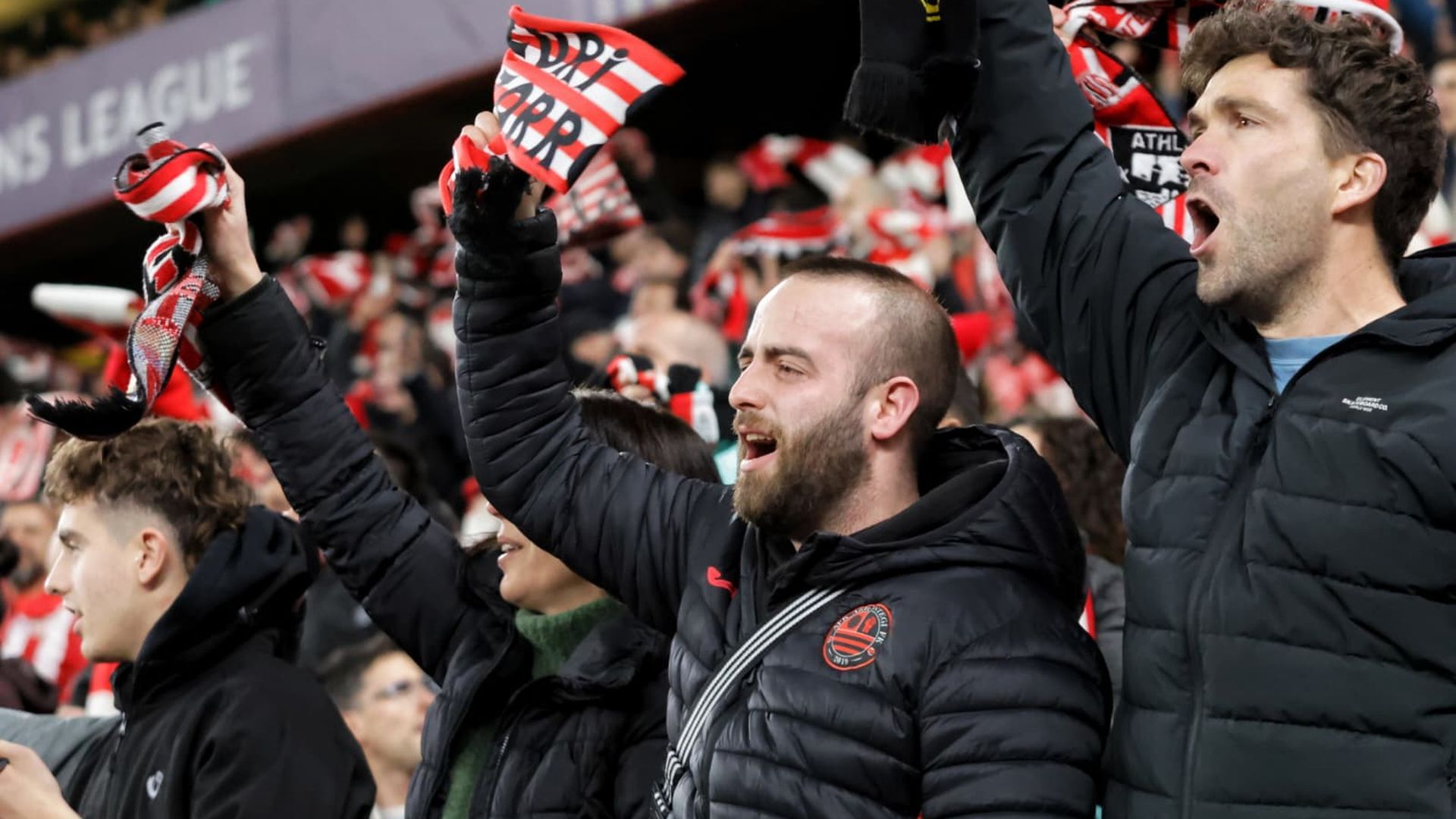 La afición ruge en la grada ante el Sporting en Champions en San Mamés