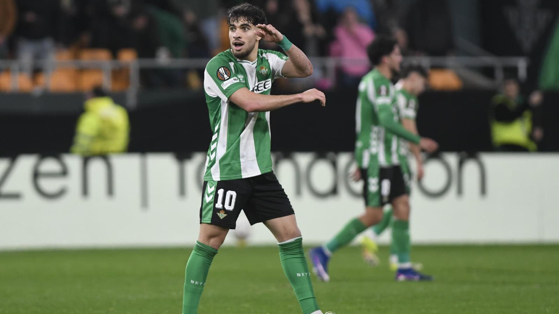 La curiosa celebración de Abde en el Betis-Feyenoord