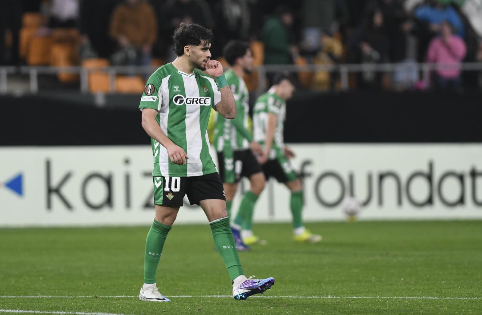 La curiosa celebración de Abde en el Betis-Feyenoord