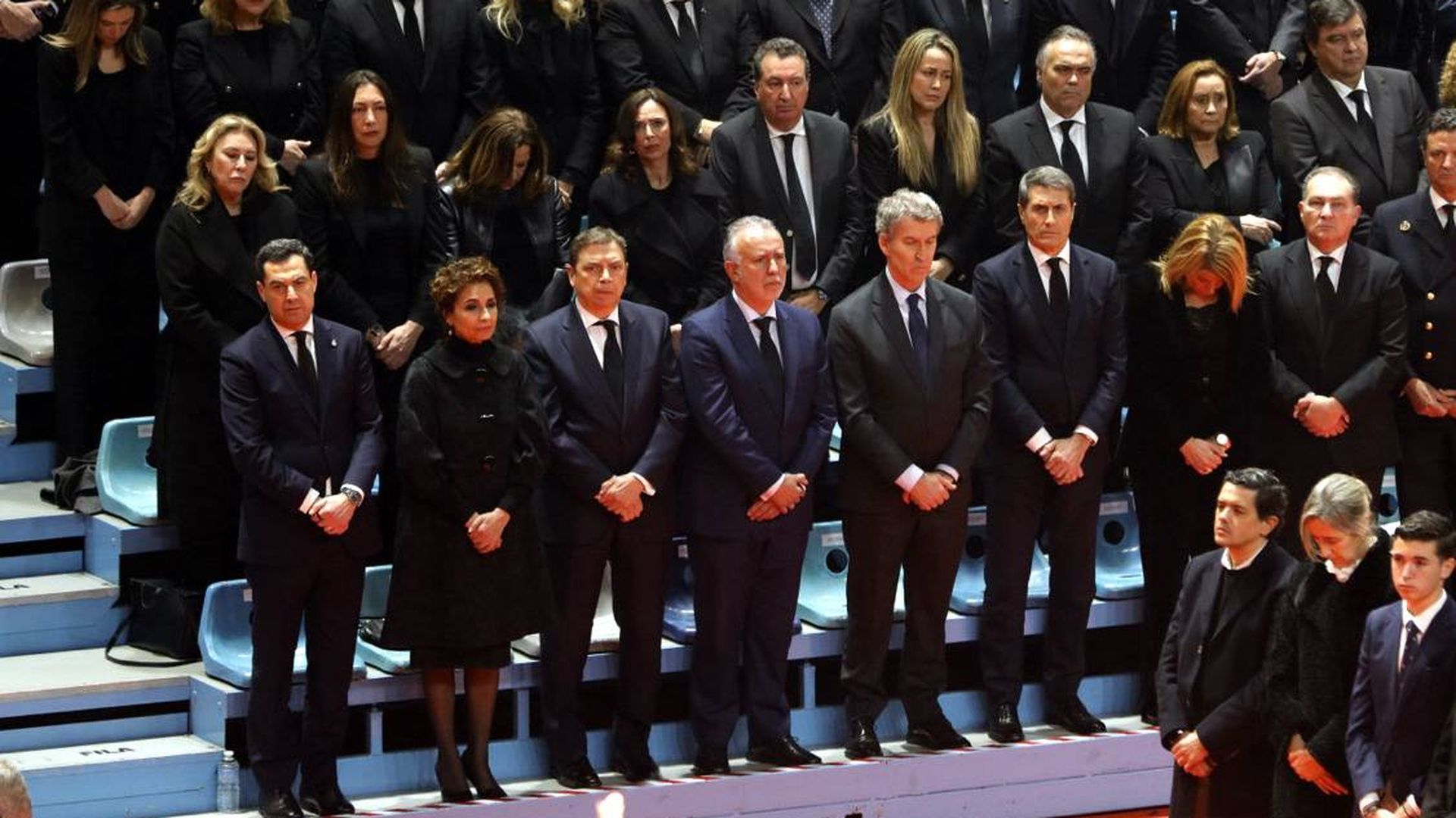 La grada de autoridades del funeral religioso por las víctimas del accidente de Adamuz