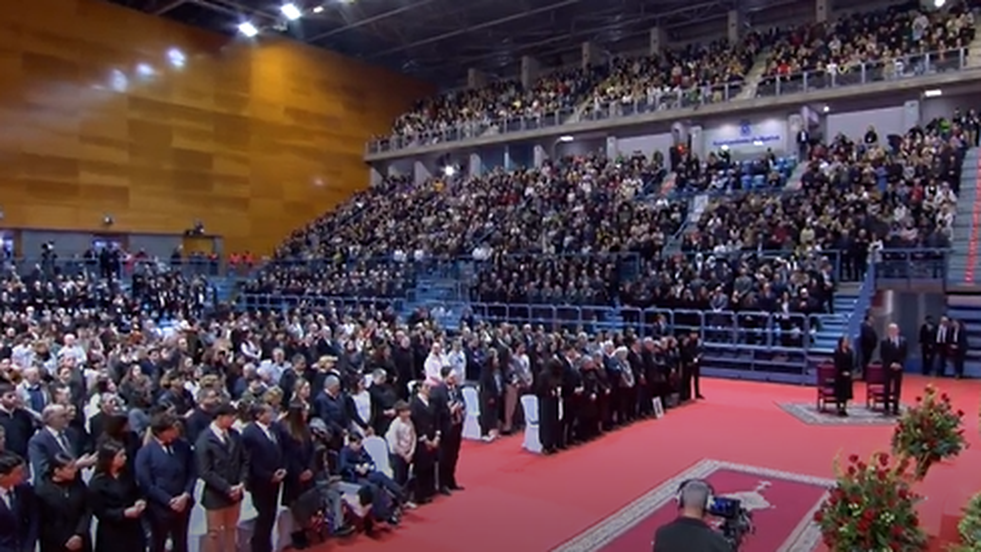La gran ovación en el polideportivo de Huelva a las familias de los fallecidos en el accidente de Adamuz