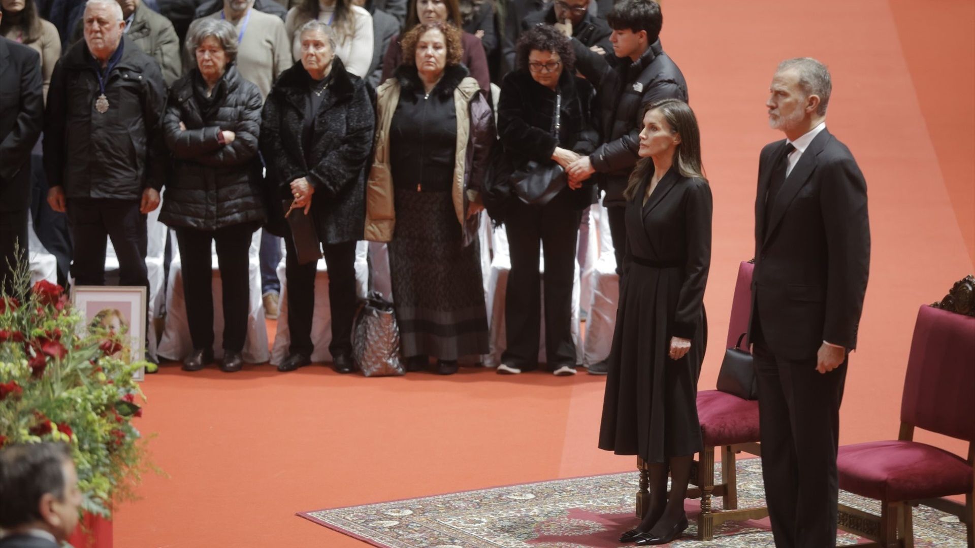 Letizia y Felipe, de pie durante la misa de funeral en Huelva por las víctimas del accidente ferroviario de Afamuz