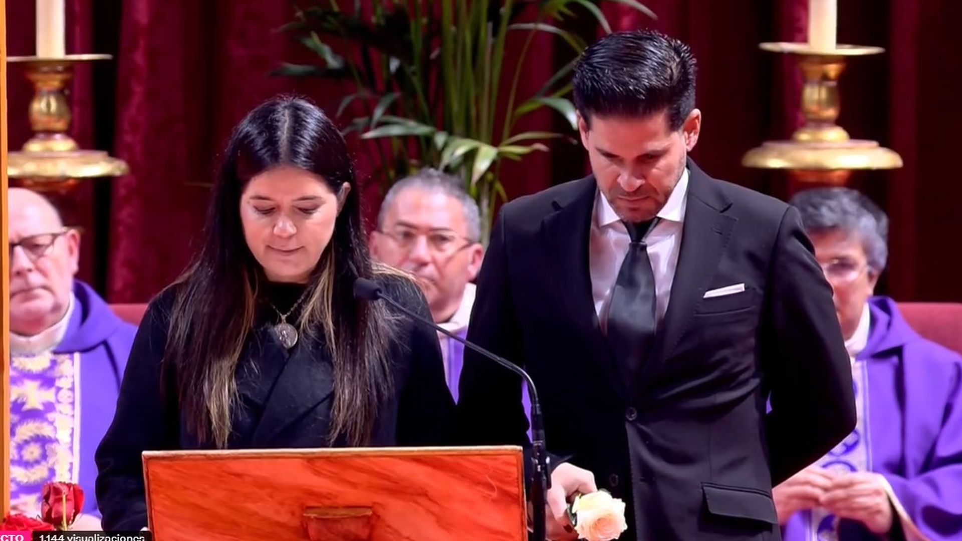 Liliana Sáenz de la Torre, hija de Natividad, fallecida en Adamuz, junto a su hermano Fidel en la misa celebrada en Huelva