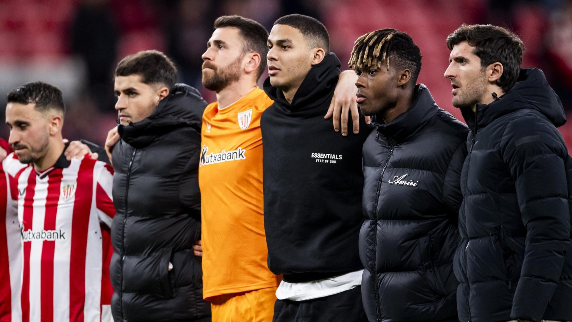 Los jugadores rojiblancos se unen tras caer en San Mamés en la Champions