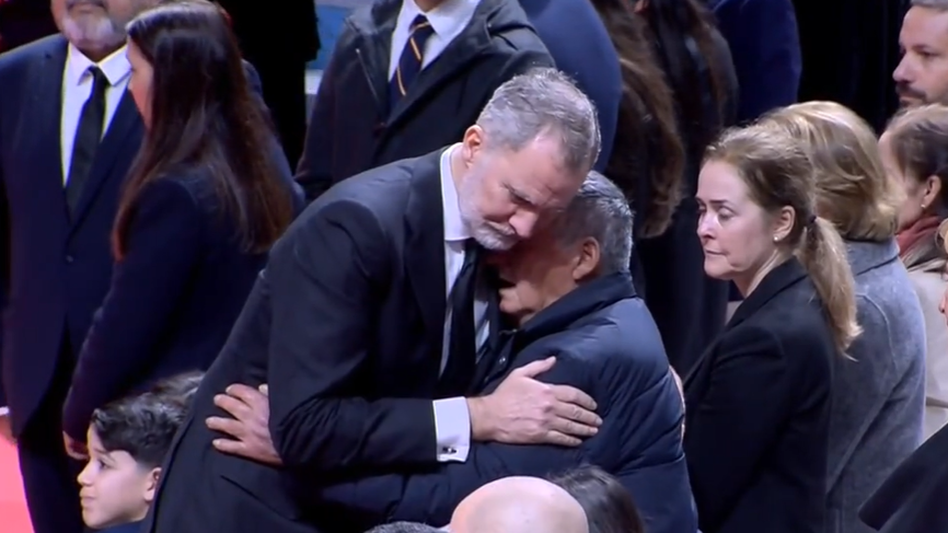 Los reyes arropan a los familiares en la misa funeral de Huelva