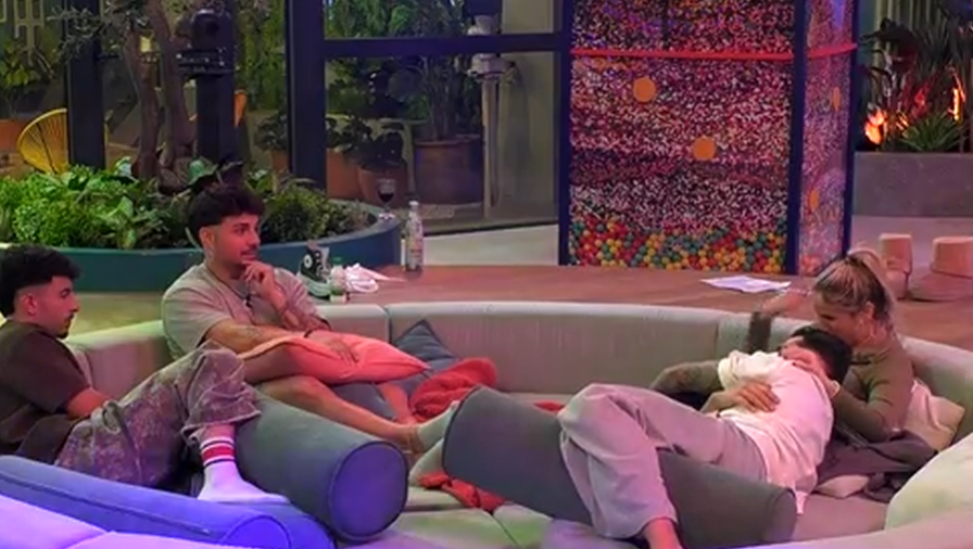 Manuel y cia, de cháchara en el salón