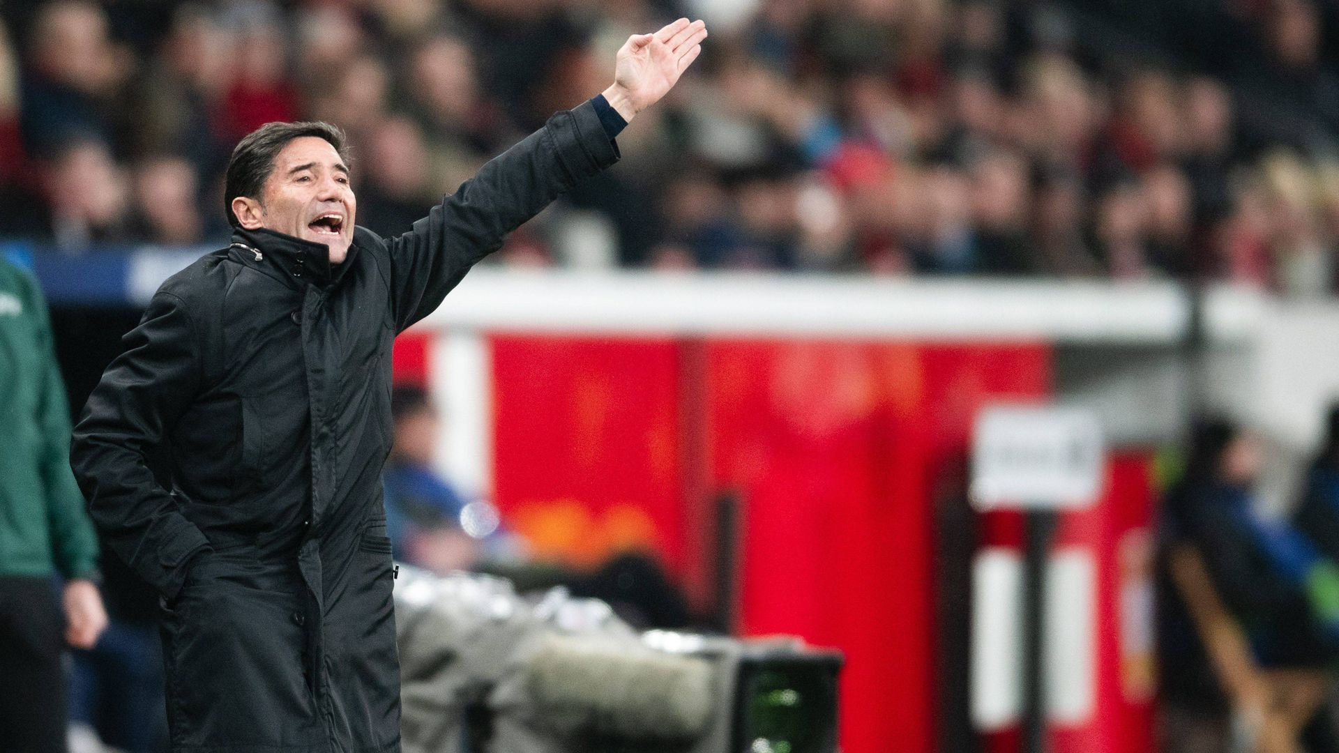 Marcelino da indicaciones a sus jugadores en el Leverkusen-Villarreal